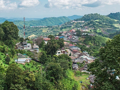 photographie aérienne d'un village niché dans les montagnes du Mae Salong en Thaïlande